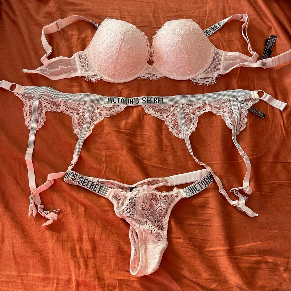 Victoria secrets lingerie set. NEW with out tags.